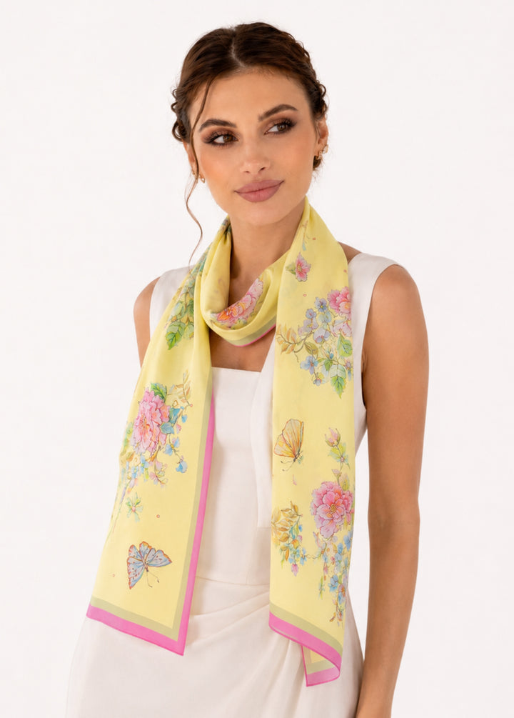 Gelber Feinblatt-Seidenschal Herz aus Blumen locker um den Hals zu einem weißen Kleid getragen