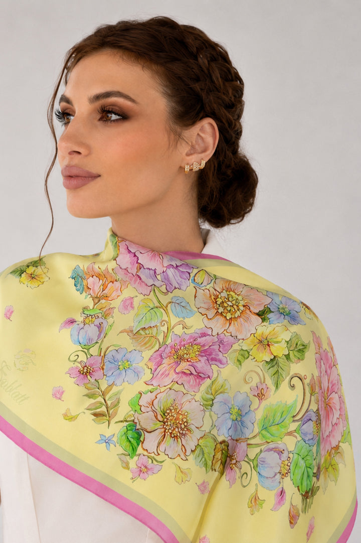 Detail des floralen Herzmotivs auf gelber Twill-Seide