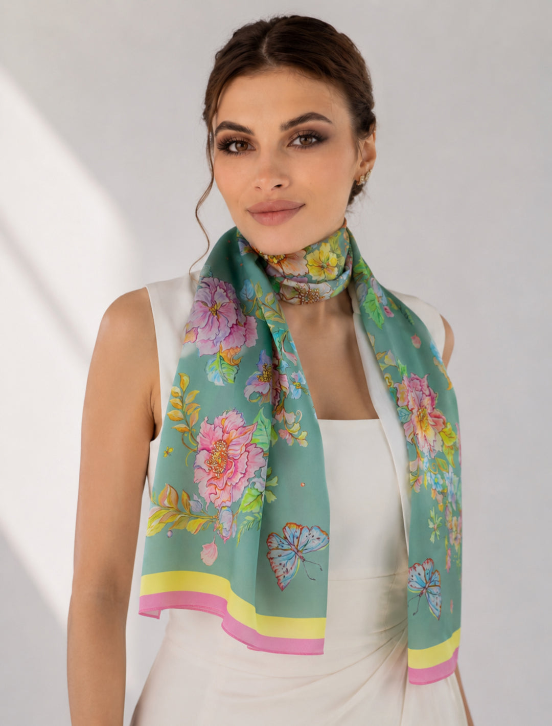 Mintfarbener Seidenschal mit Blumenmotiv und Schmetterlingen zur weißen Kleidung
