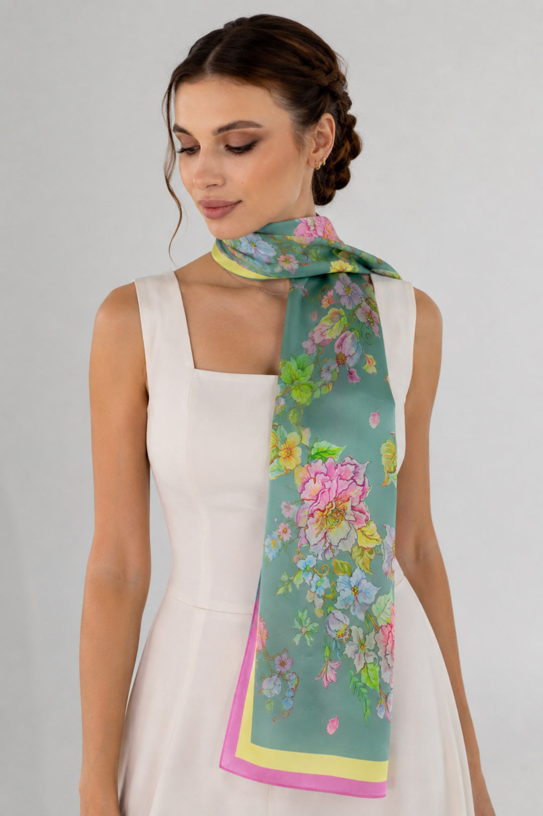 Floraler Seidenschal in Mint lang und locker um den Hals gebunden