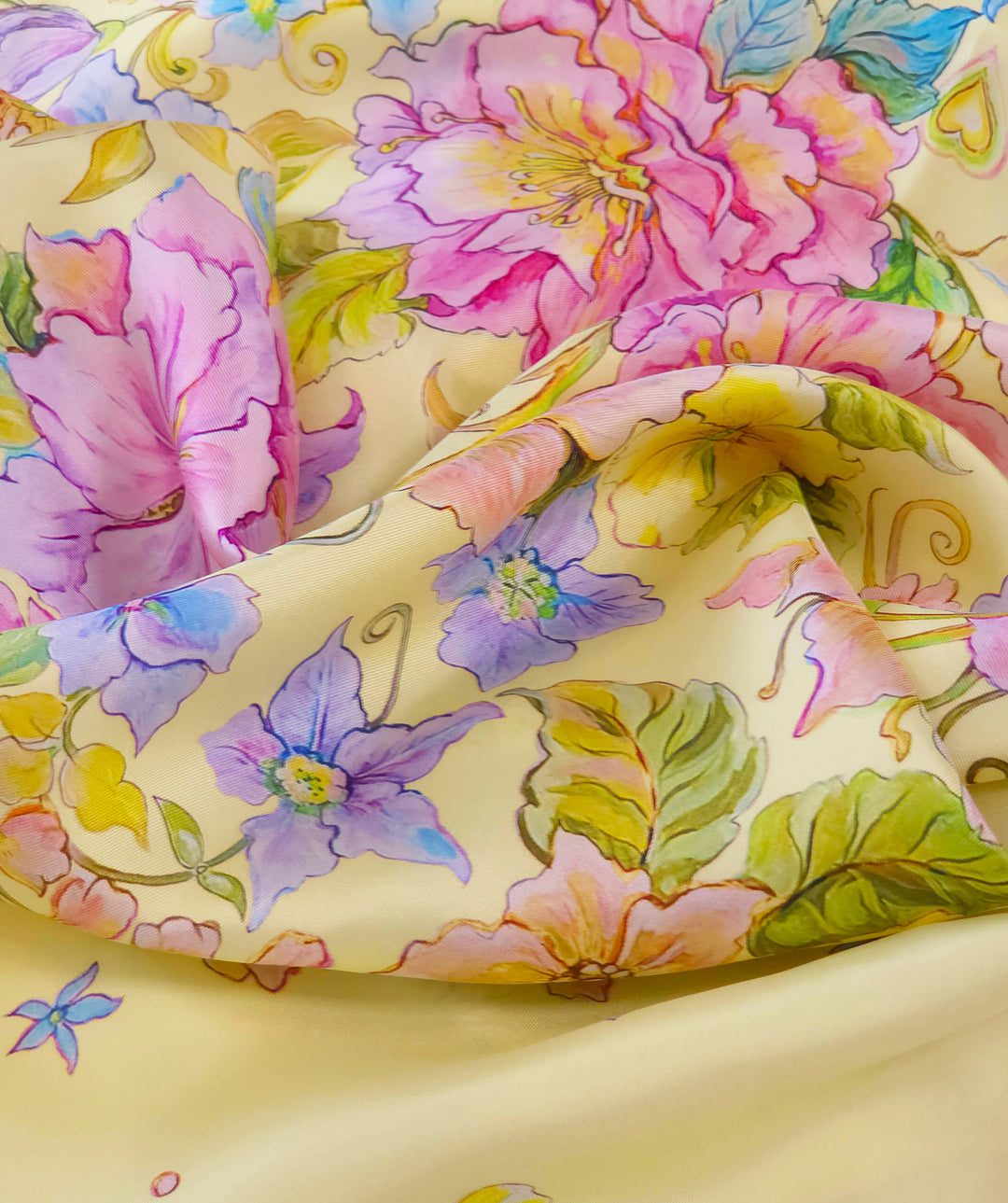 Makroaufnahme eines gelben Feinblatt Seidentuchs mit floralem Motiv aus Twill Seide