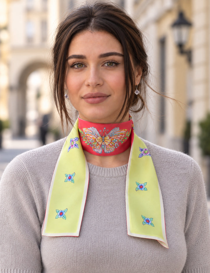 Designer-Seidentuch in Rot und Gelb mit Schmetterling, elegant um den Hals getragen