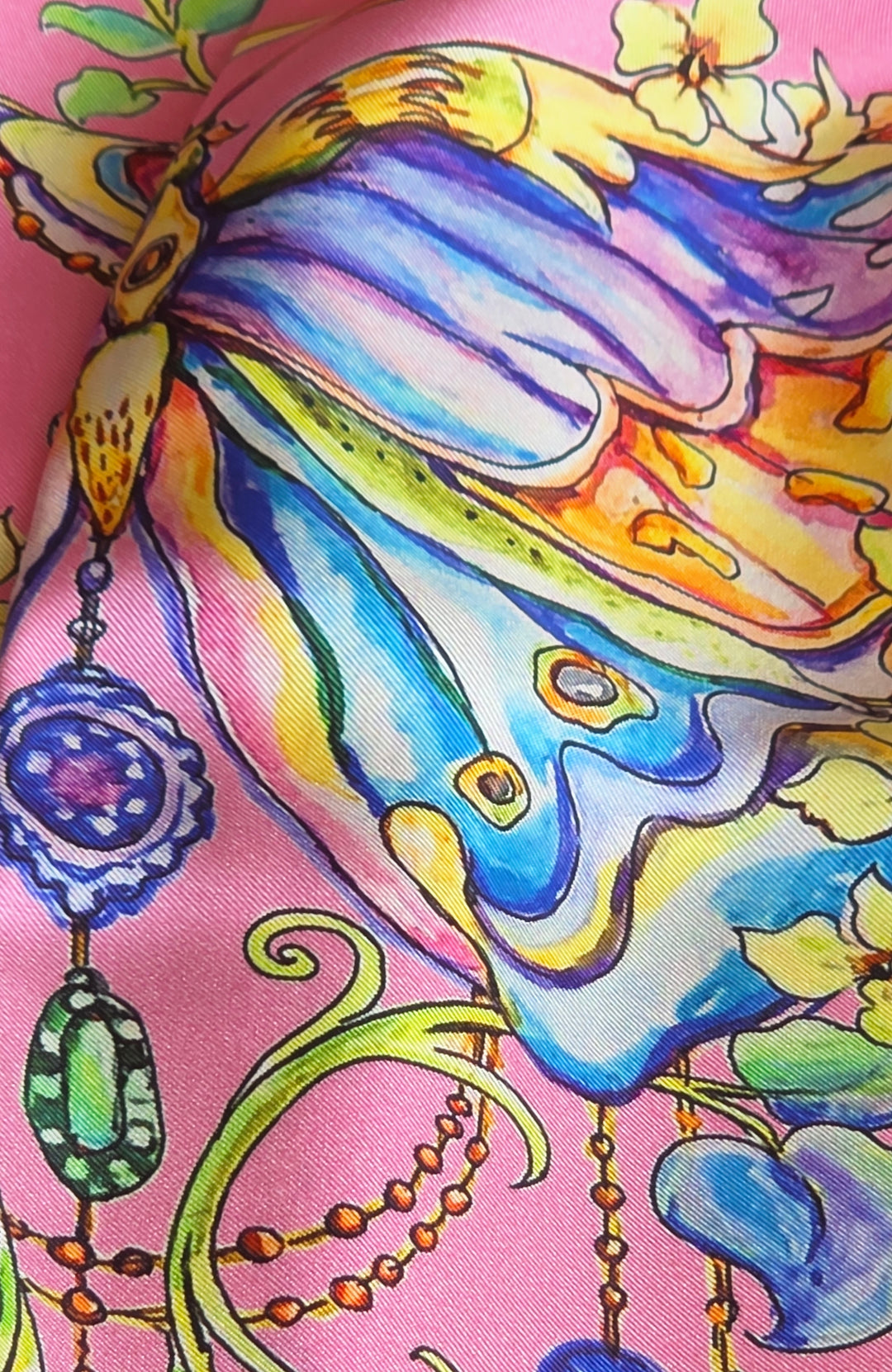 Detail des handgemalten Schmetterlingsmotivs auf rosa Twill-Seide