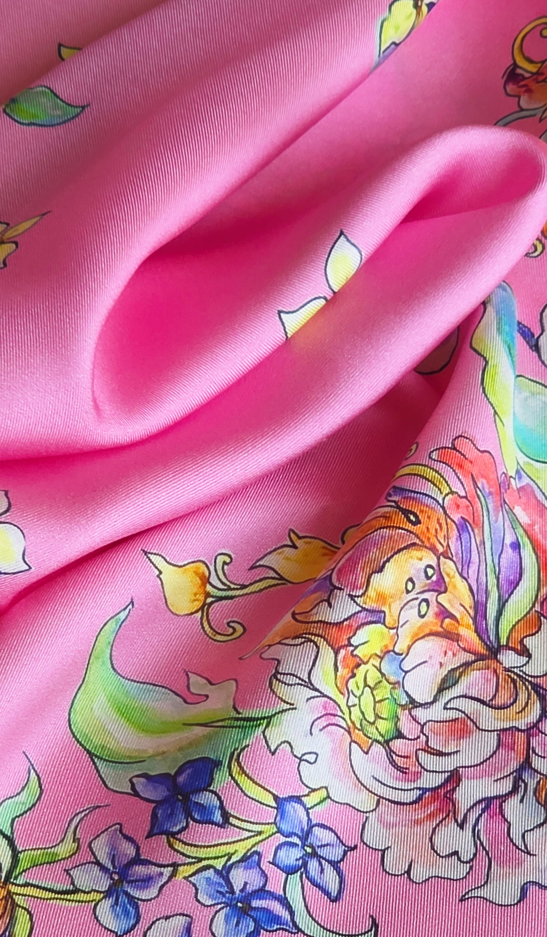 Makroaufnahme der feinen Twill-Seide in Rosa mit hochwertiger Gewebestruktur